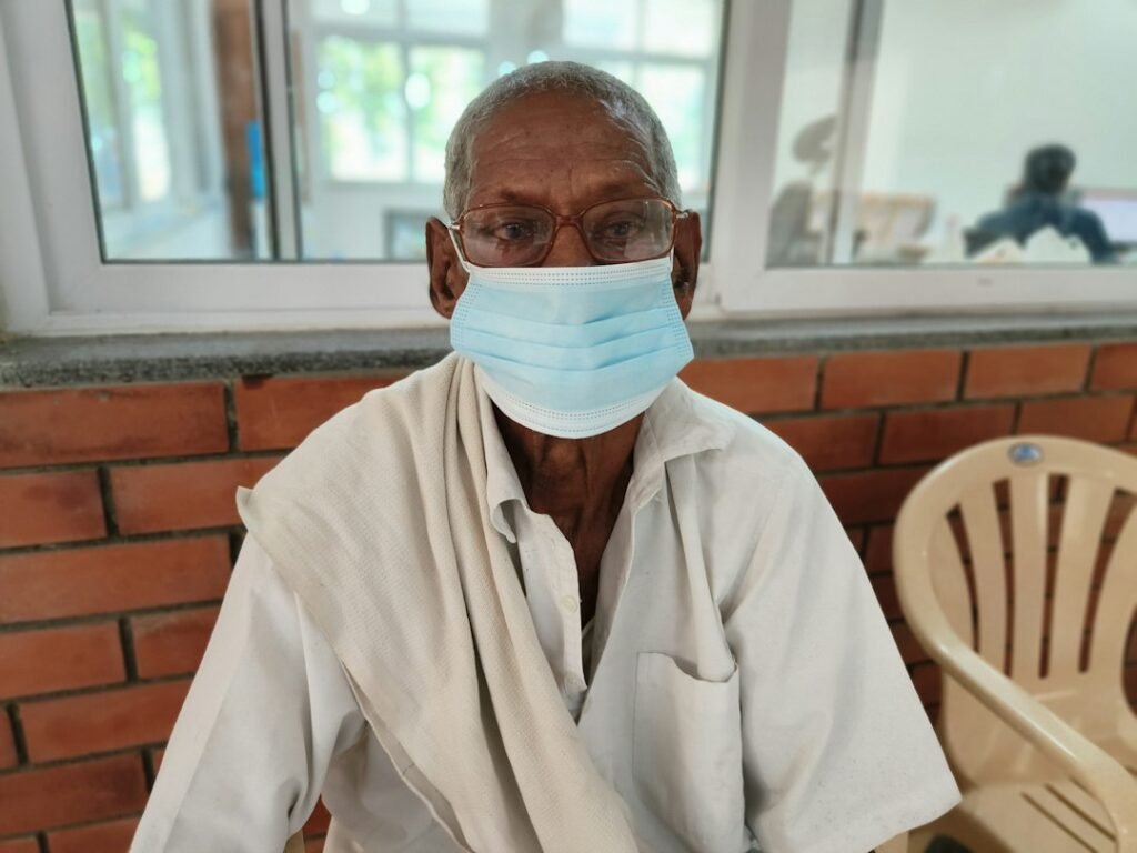 वरिष्ठ नागरिक और परिवार का प्रतीकात्मक दृश्य